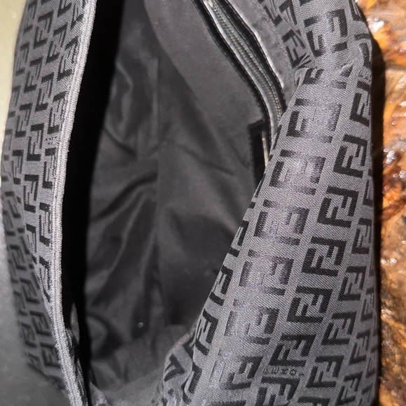 Vintage canvas Fendi shoulder bag. - Picture 3 of 6